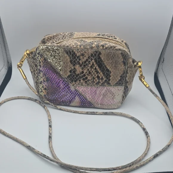 Stella McCartney Faux-Snakeskin Irredesent Camera/Crossbody (EUC)(RARE)(COA)🤍✨️ - Picture 6 of 17